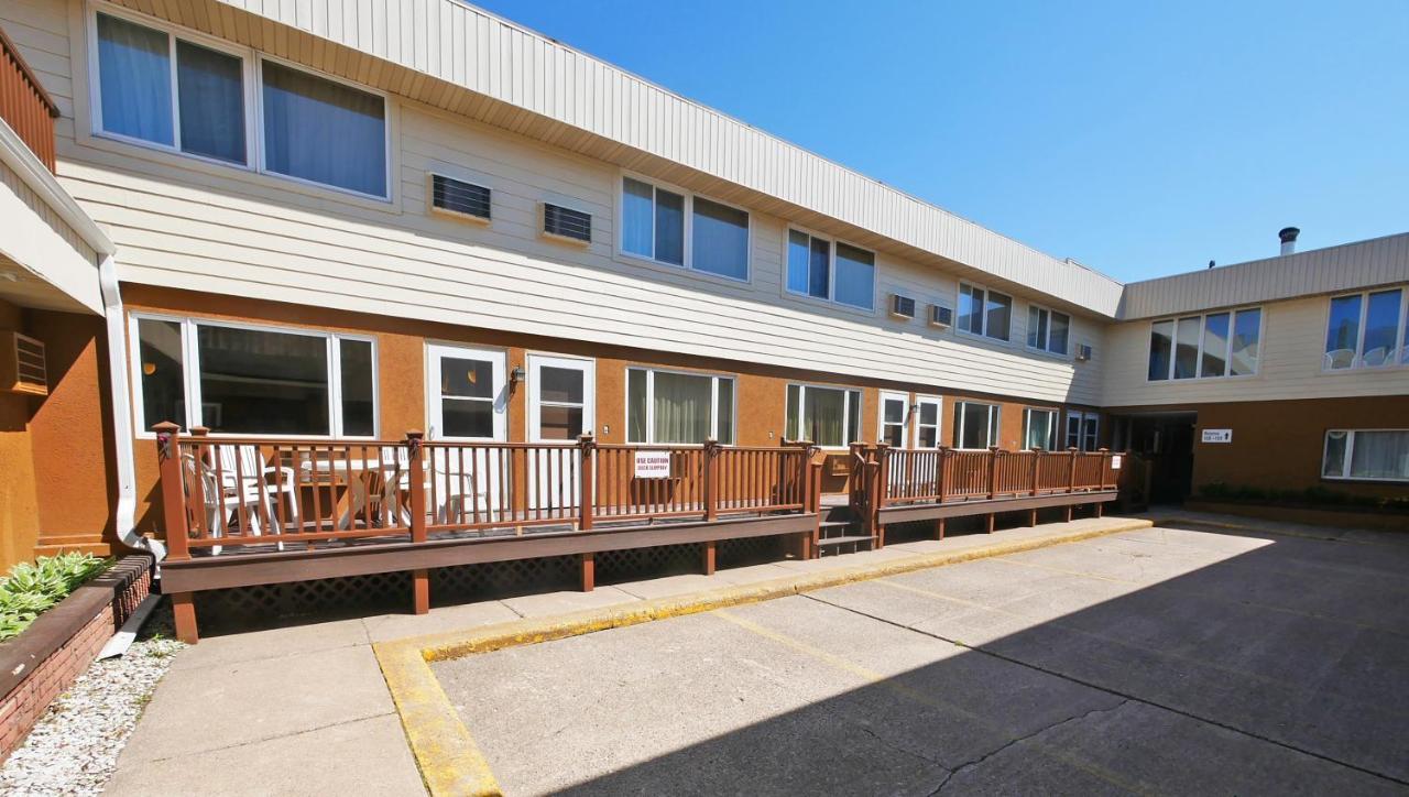 Magnuson Copper Crown Motel Hancock Exterior photo