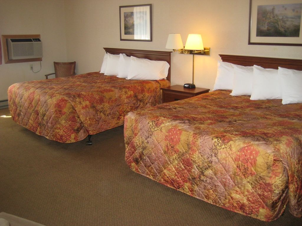 Magnuson Copper Crown Motel Hancock Room photo